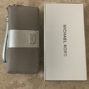 Michael Kors wallet wristlet silver